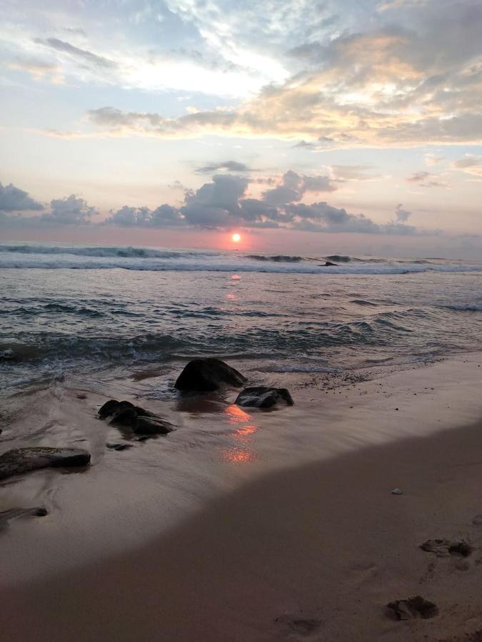 Near Beach Rest Unawatuna Ngoại thất bức ảnh