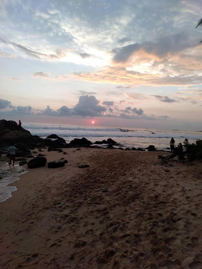 Near Beach Rest Unawatuna Ngoại thất bức ảnh